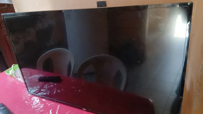 TV Aoc 43 funcionando apenas com uma linha na tela..