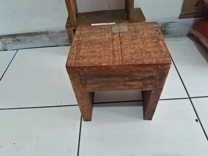 Banquinho de madeira 