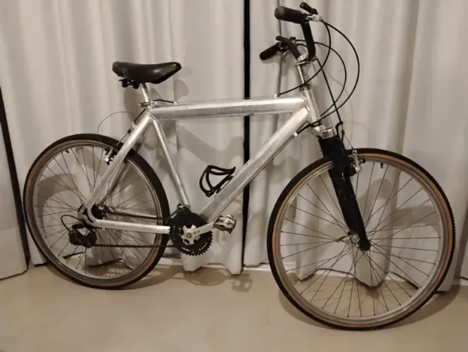Bicicleta (antiga) em alumínio 