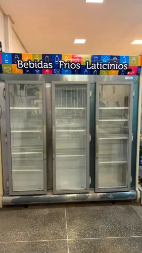 Expositor Refrigerado Comercial Fricon, com 3 portas de vidro.