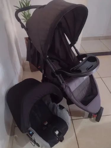 Carrinho com bebê conforto 