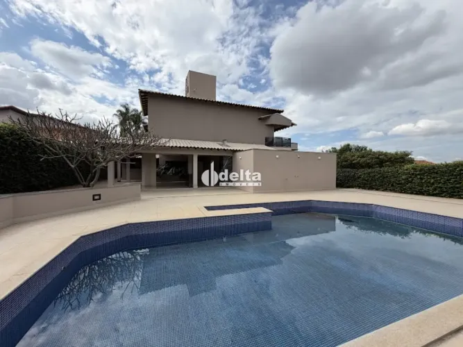 Casa comercial disponível para locação no bairro Cidade Jardim em Uberlândia-MG