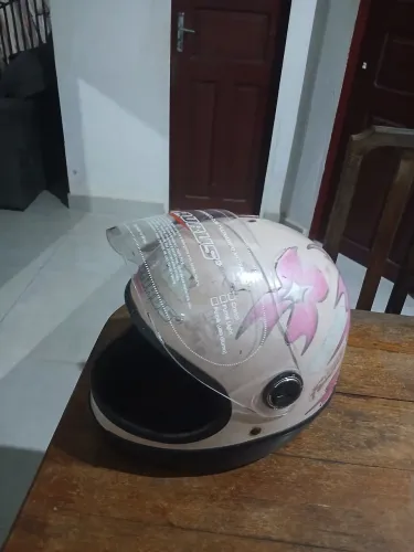 Vendo um capacete 