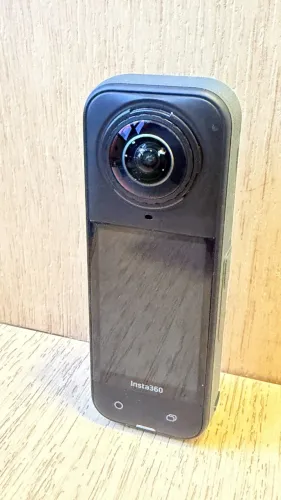 Insta360 X5 Essentials Bundle + Cartão 256GB com uma lente reserva original