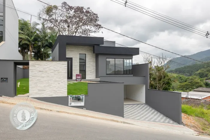 Belíssima Casa com 3 dormitórios no bairro Belchior Alto em Gaspar