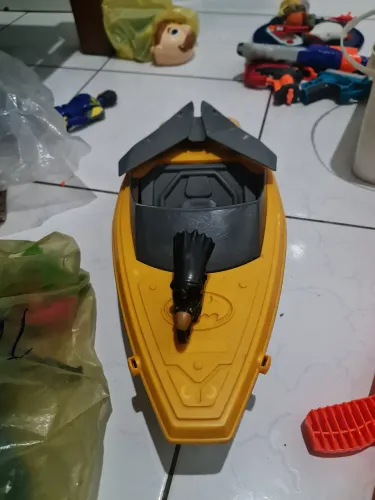 barco do Batman com um Batman de moto dentro