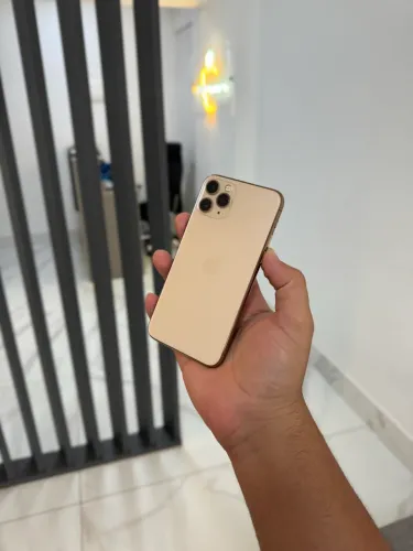 IPHONE 11 PRO 64 GIGAS PEQUENO PONTO PRETO NA TELA