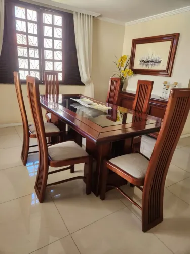 Sala de jantar em MOGNO
