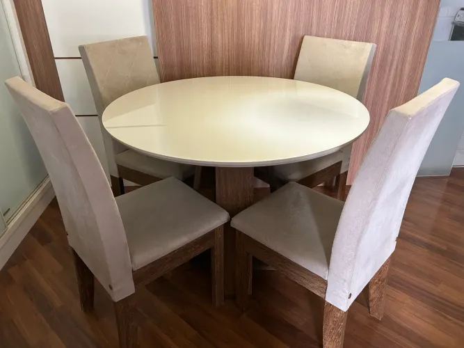 Mesa de jantar com 4 cadeiras