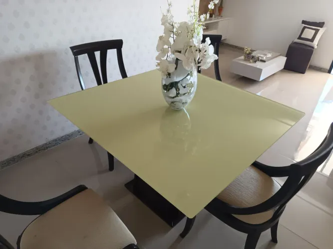 Vendo uma sala de jantar