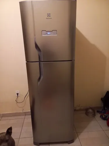 GELADEIRA PRATICAMENTE NOVA