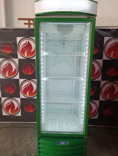 Cervejeira expositora vertical  378 litros 220 volts marca Metalfrio funcionando