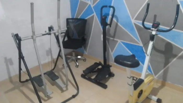 VENDE-SE APARELHOS DE GINÁSTICA USADOS EM BOAS CONDIÇÕES  400 REAIS RETIRAR NO LOCAL