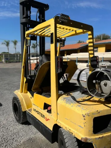 EMPILHADEIRA HYSTER 2,5 TON TORRE 4,5M DESLOCADOR LATERAL