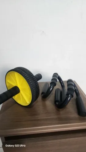 Roda para abdominal e barra para flexões 