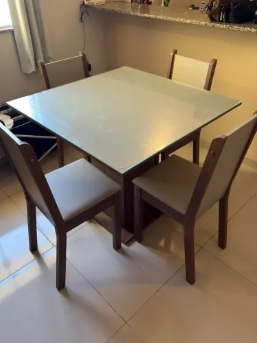 MESA COM TAMPO DE VIDRO 4 LUGARES
