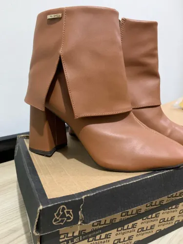 Bota feminina via Uno seminova Marrom caramelo número 38