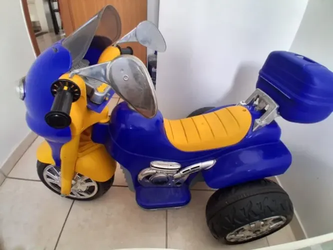 Triciclo elétrico infantil