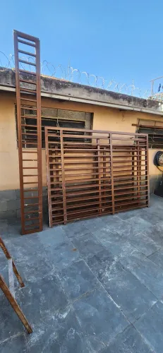 Portao de garagem com fechamento em grades reforçadas. Metragem 2 vãos de 4x2.4m2.