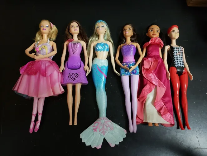 Lotes com lindas bonecas Barbies e 1 Disney