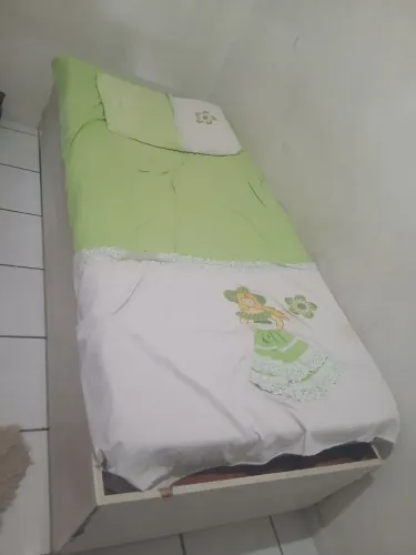 Vendo cama de solteiro 