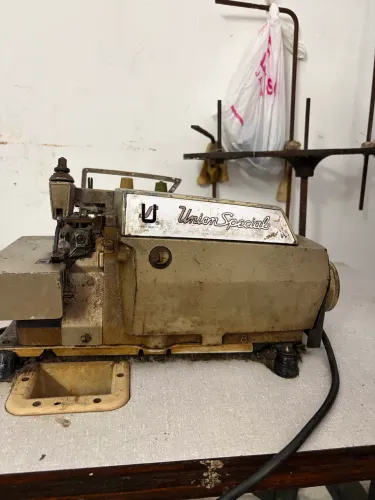 Máquina de costura overloque industrial