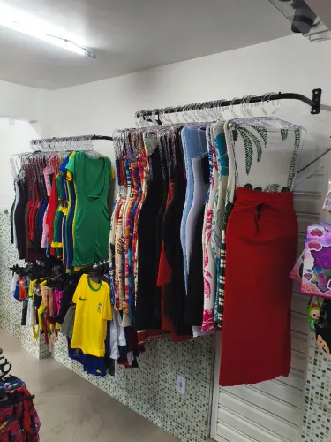 Arara expositora de roupa para loja