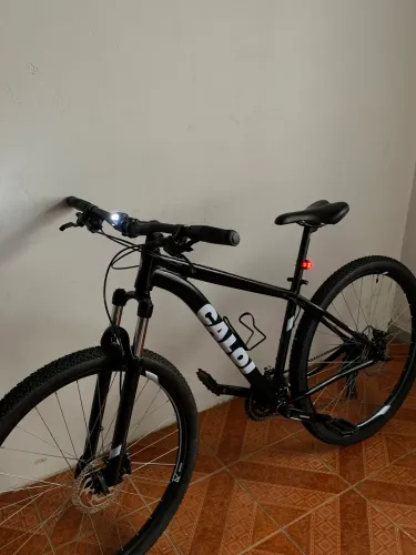 Bicicleta Caloi 29 SMU 21v com freio Shimano + acessórios e capacete