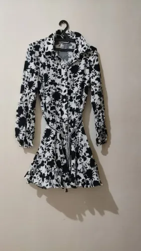Vestido Zara Curto Floral Preto e Branco Usado apenas 1 vez