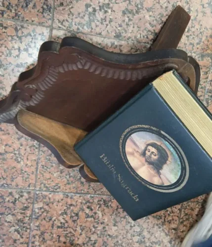 Bíblia Sagrada Antiga acompanha suporte em Madeira Nobre