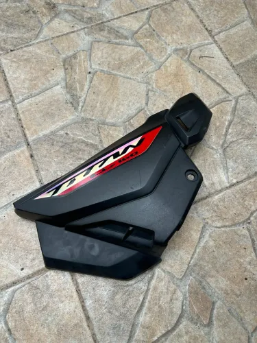 CARENAGEM TAMPA LATERAL TITAN 2025