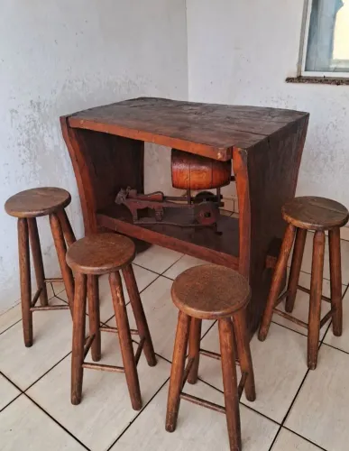 Vendo uma mesa de madeira maciça com 4 banquetas de madeira