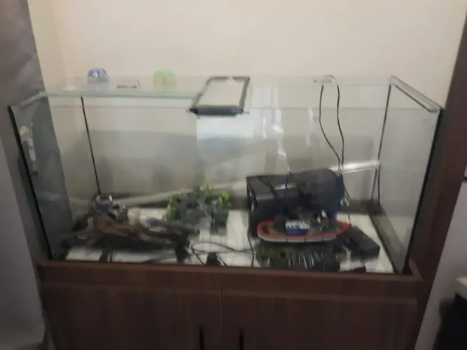 Vendo aquário pouquinho usado