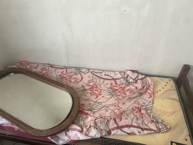 Cama sucupira solteiro com o colchão novinho, nunca usado 