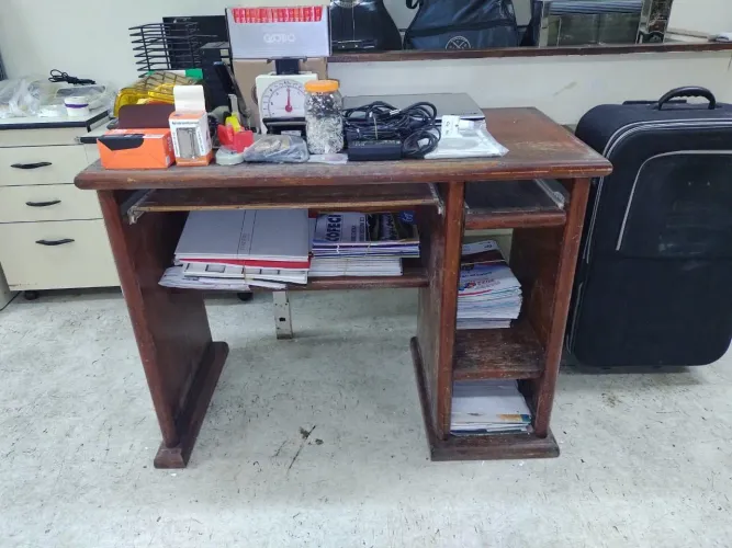 Rack escrivaninha para computador, em Mdf, teclado retrátil, no estado. E outros!