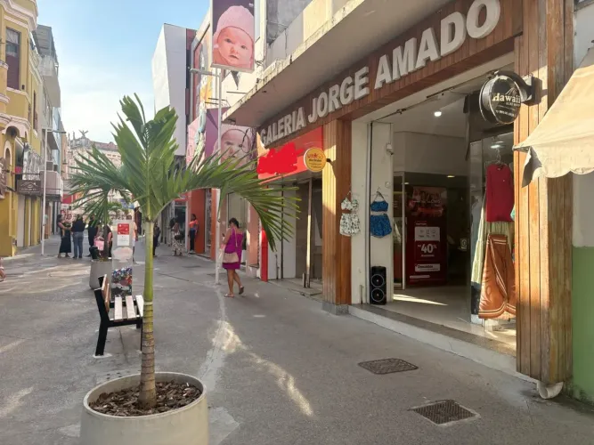 Alugo loja de 22 m² na Galeria Jorge Amado, de frente para o calçadão.