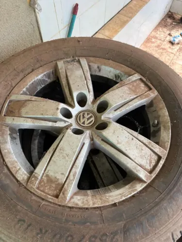 Vendo roda da Amarok aro 18 com pneus R18/255/60