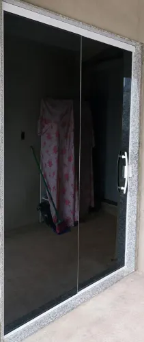 Vendo porta blindex altura 2,10 largura 1,60