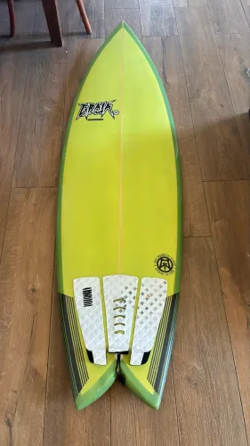 Vendo prancha de surf fish 5?10 com 33,6 litros