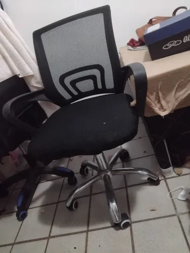 Cadeira de escritório simples.