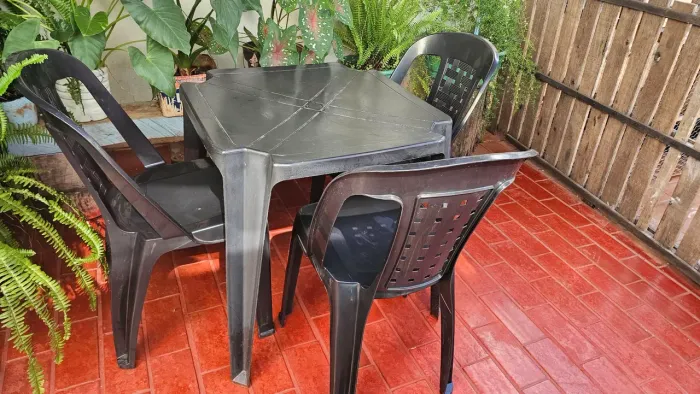 Jogo de mesa e cadeiras