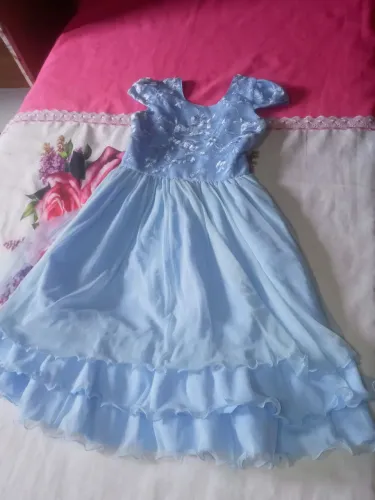 Esses vestidos eles são novos só foram usados uma vez estou guardada muitos dias por isso
