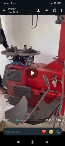 Máquina de montar e desmontar pneu.
