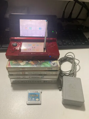Nintendo 3DS com caneta + 4 jogos físicos originais + carregador original. Envio OLX PAY 