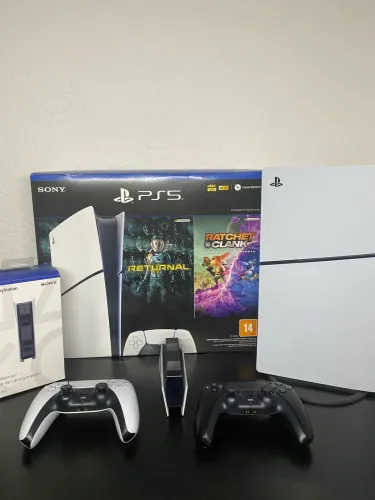 PS5 Slim + 2 Controles + Base de Carregamento