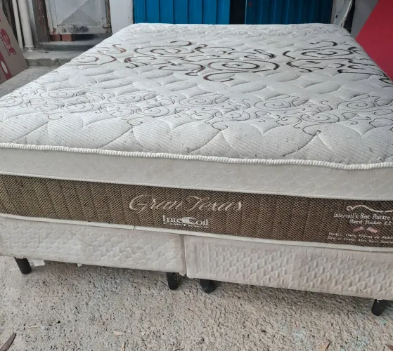 cama box de casal queem com colchão de espuma já está higienizado aceito pix ou dinheiro
