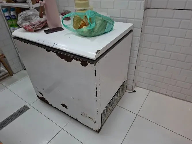 Freezer horizontal com defeito