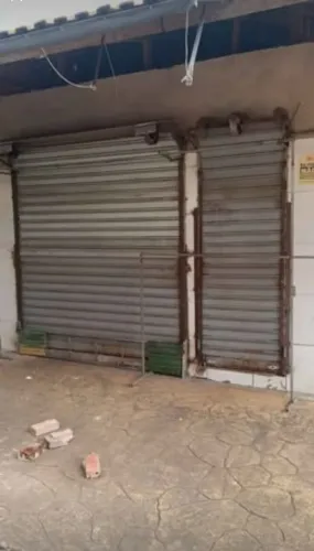 Vende-se 2 portas de ferros comercial.