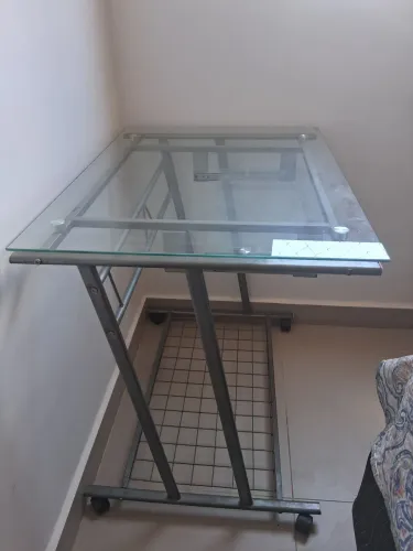 Mesa de estudo e trabalho de vidro com rodinhas