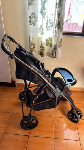 Carrinho de bebê com bebê conforto 